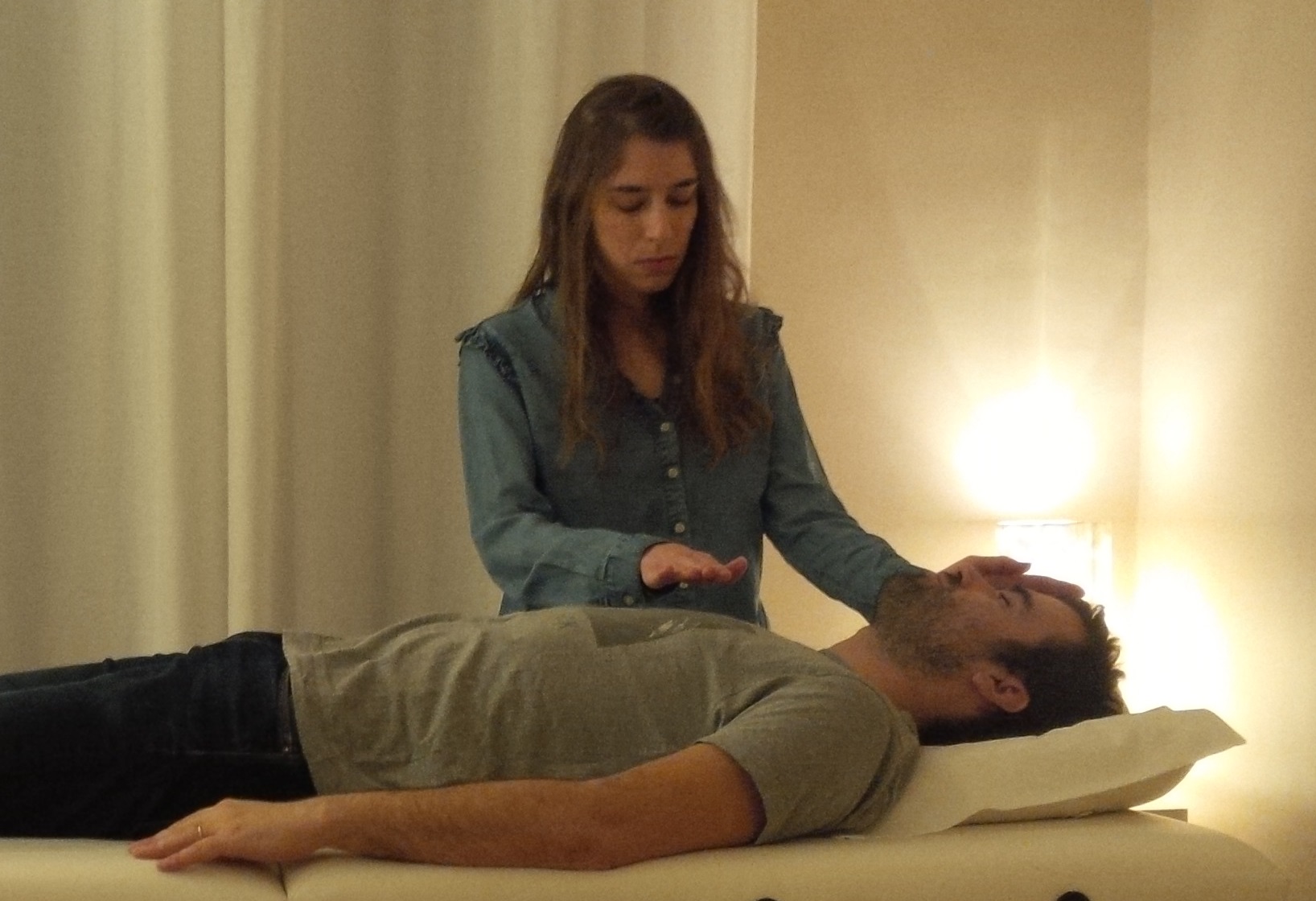 Patient allongé de côté magnétisme